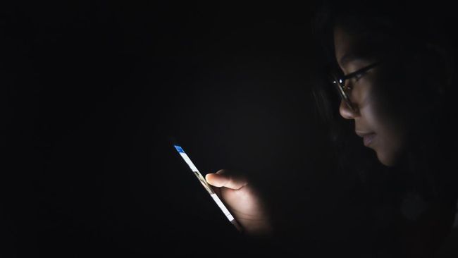 Sering Scrolling HP Sebelum Tidur, Ternyata Ini yang Terjadi pada Otak